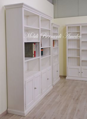 Libreria in stile classico con ripiani spostabili finitura laccata colore bianco anticato